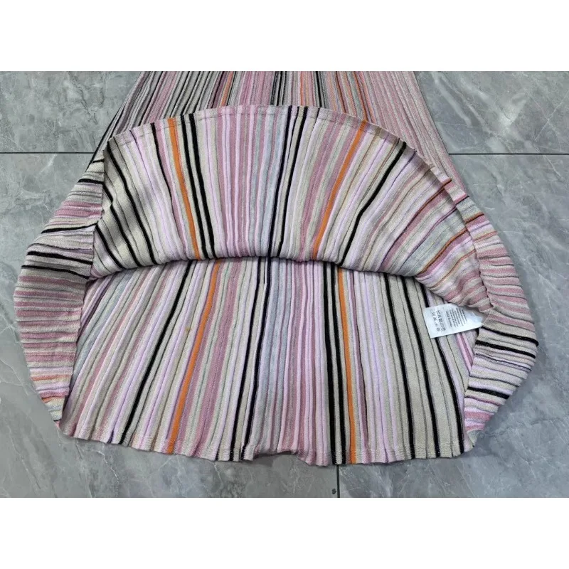 Женское платье в полоску с V-образным вырезом и длинным рукавом