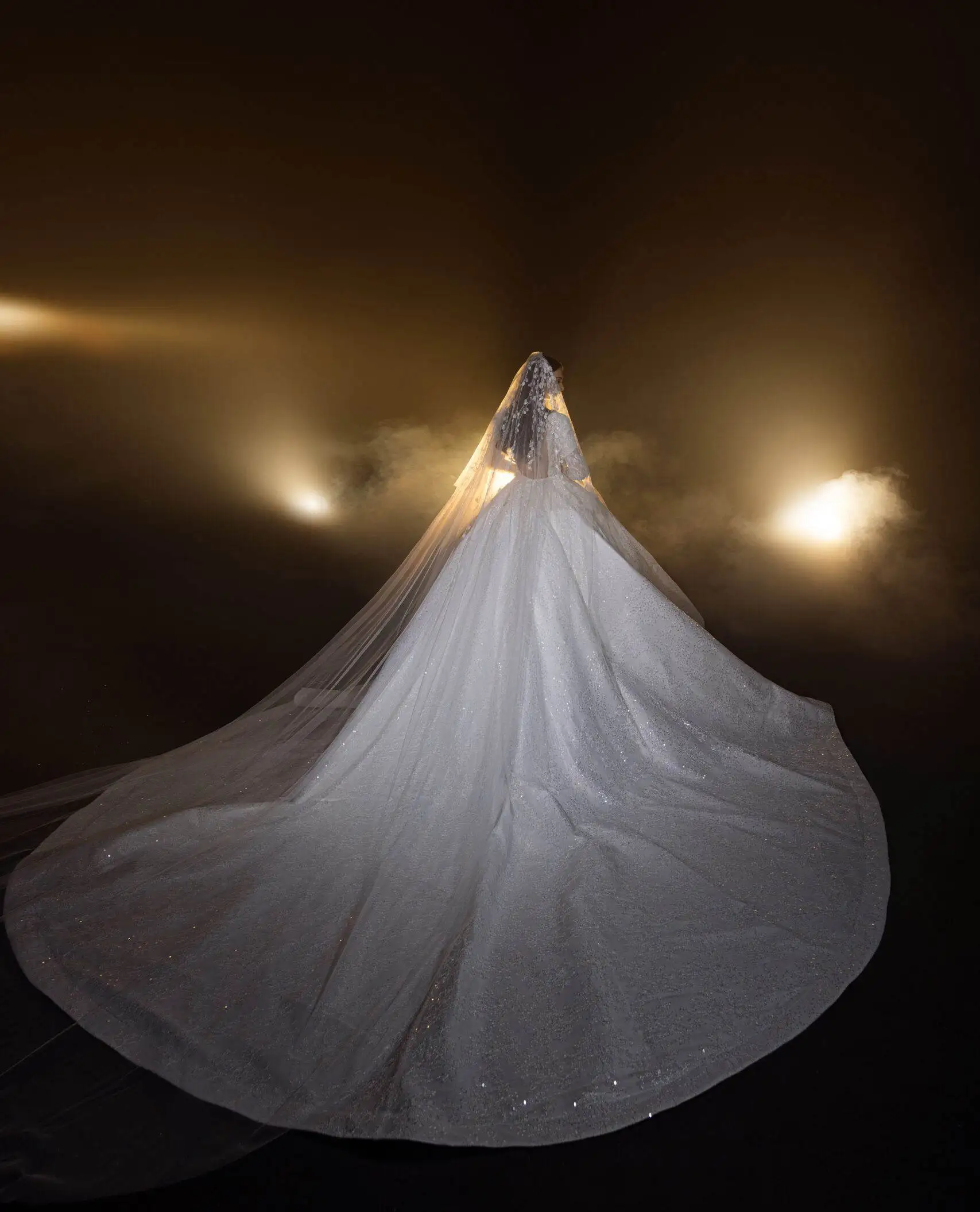 Роскошное Свадебное платье бальное с высоким воротом аппликацией и блестками