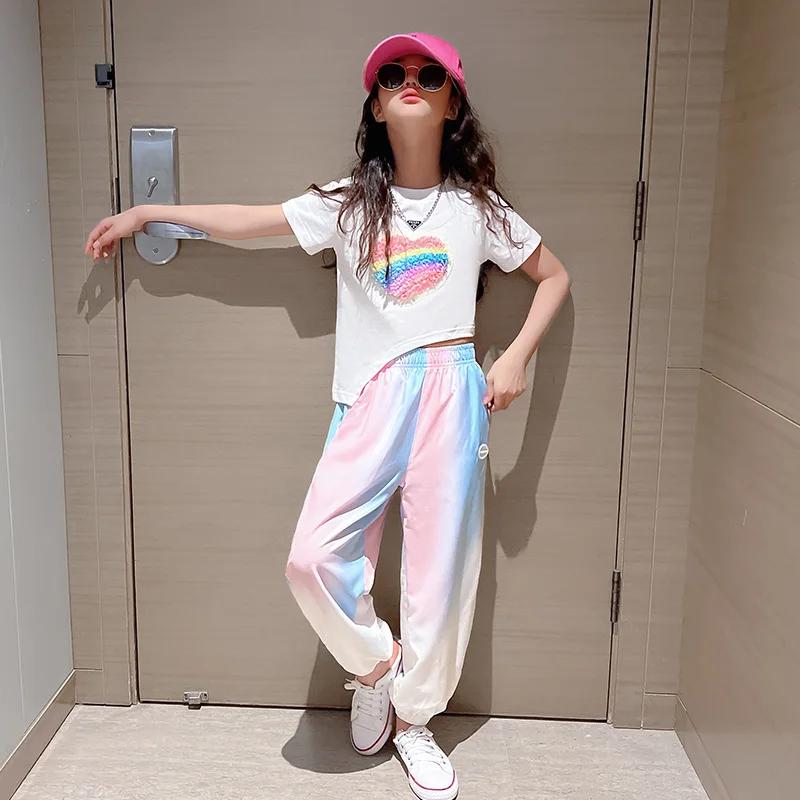 Рисунок 6 - Футболка и брюки для девочек-подростков