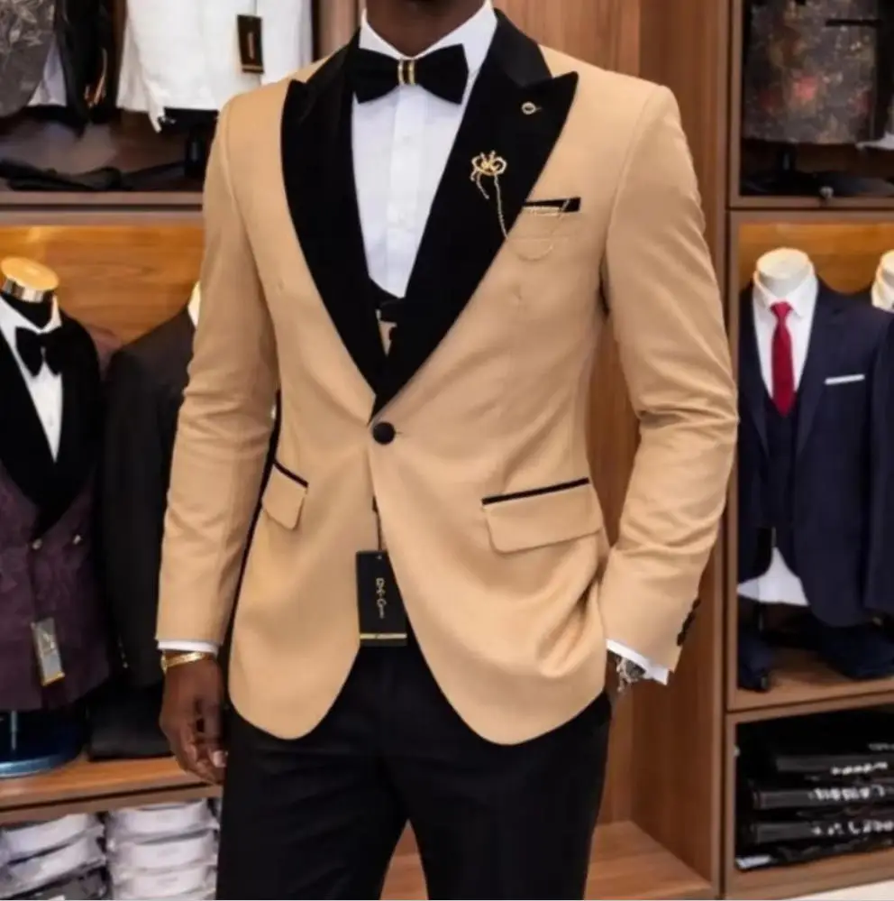 Фото Мужской костюм Slim Fit класса люкс, 3 предмета: пиджак с черными лацканами, брюки, жилет.  Свадебный смокинг на заказ для жениха.  Одежда для мужчин. №1