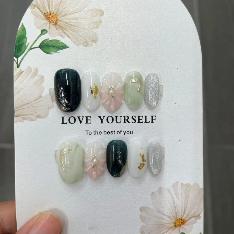 Ногтевые короткие круглые темно-зеленые розовые цветущие прыгающие трехмерные