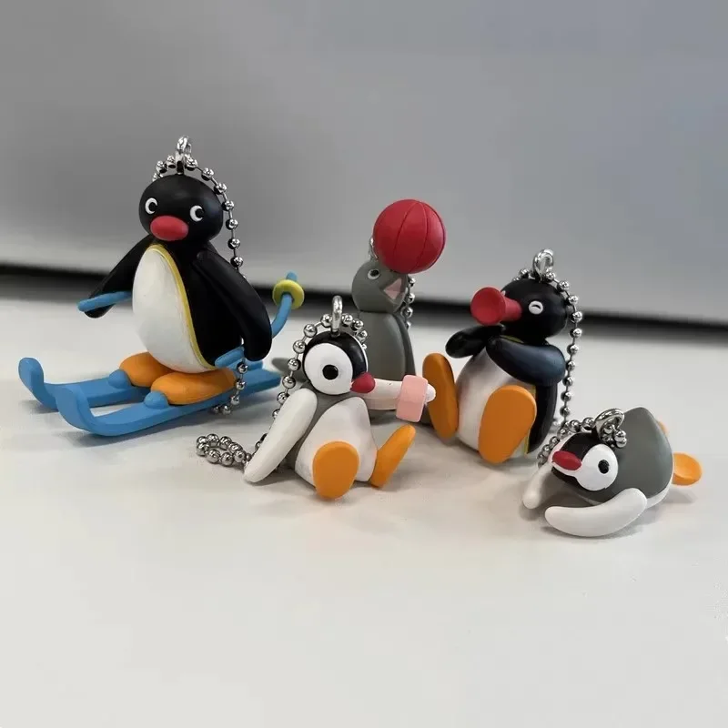Фото Оригинальная фигурка Kawaii Gashapon, милый пингвин, берег, катание на лыжах, экшн-фигурка, брелок, капсульные игрушки, аниме-фигурка, модель, подарок №1