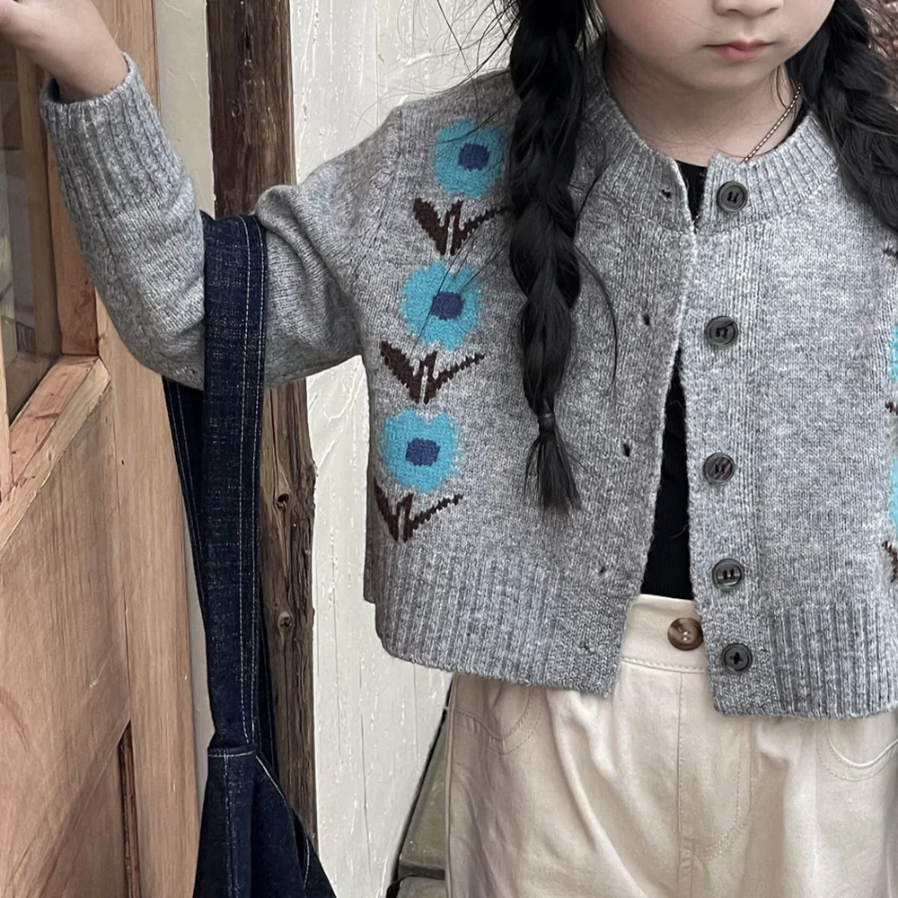 

Осенний корейский топ для девочек, новинка 2023, серый нежный короткий свитер с длинными рукавами и голубыми цветами в стиле ретро, пальто, универсальная трикотажная одежда