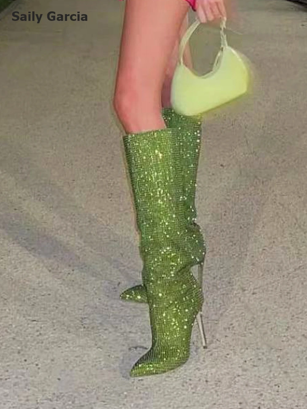 Женские сапоги до колена с острым носком на молнии сбоку