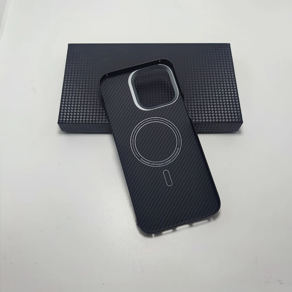 Чехол из углеродного волокна для iphone 15 pro max совместимый с magsafe ультратонкий
