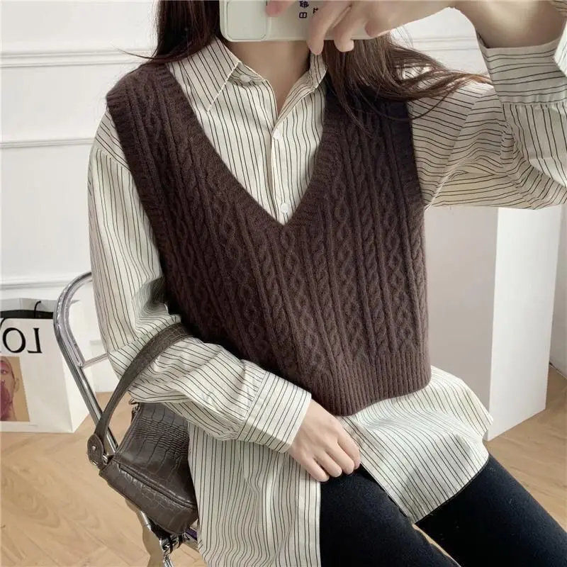 

New High Quality Korean Fashion Pullover Women's Short V-neck Loose Sleeveless Horse Clip Knite Vest Preppy Sweater Solid Top