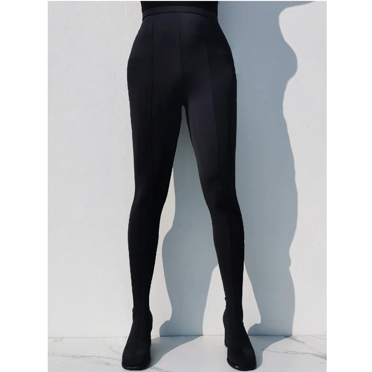 Женские кожаные сапоги до колена с острым носком на танкетке