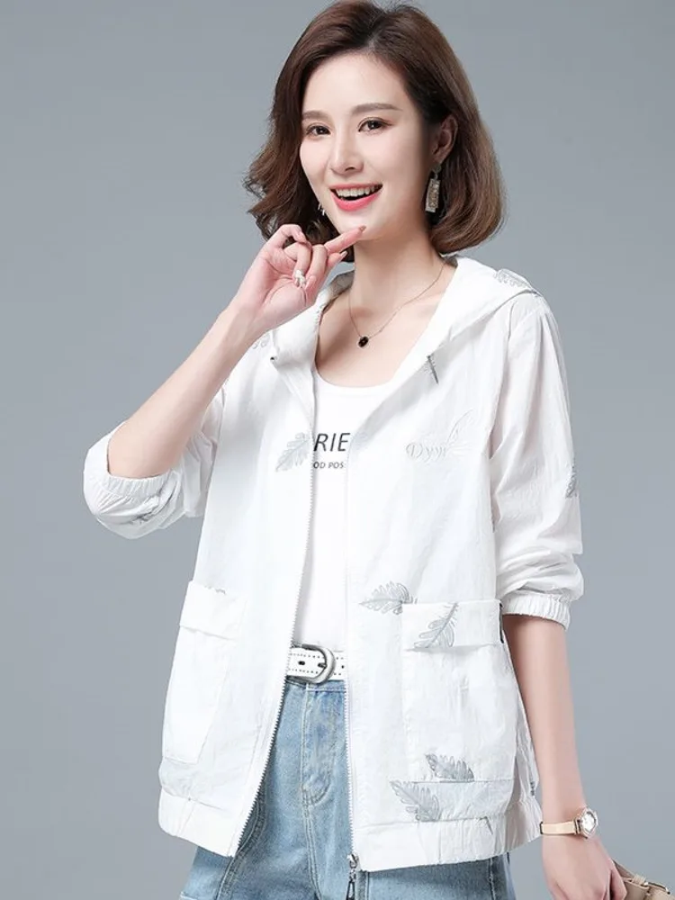 

Летняя женская ветрозащитная толстовка с капюшоном и надписью