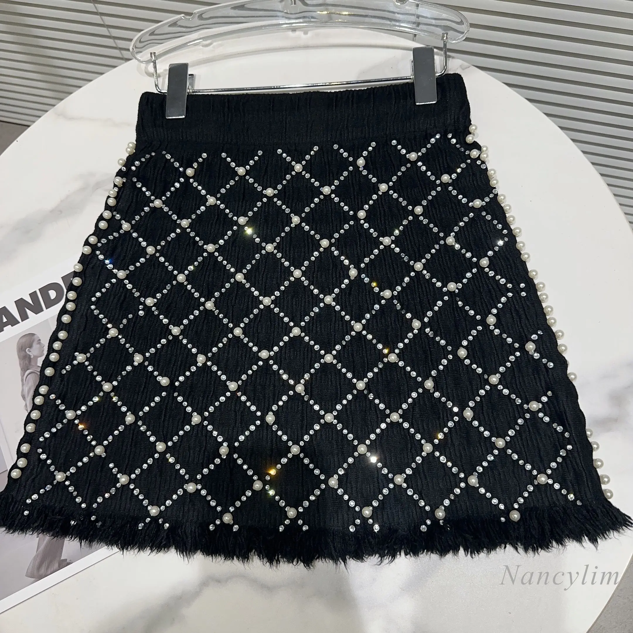 

2023 Autumn Short Skirt for Women New Pearl Beaded Diamond Lattice Hip Skirts Elatsic Waist Tassel Skirts White Black
