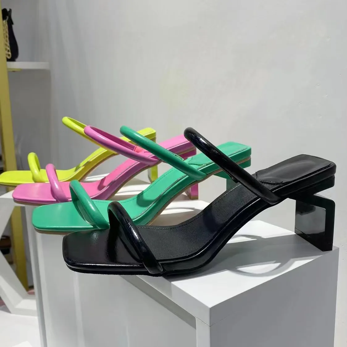 

2022 Summer Narrow Band Women Slipper Strange Low Square heel Ladies Beach Slides Outdoor Slides Sandals Shoes