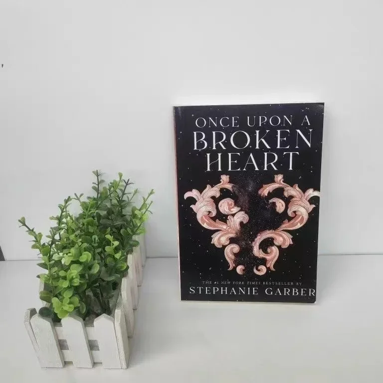 Книга в мягкой обложке Стефани Гарбер на английском языке