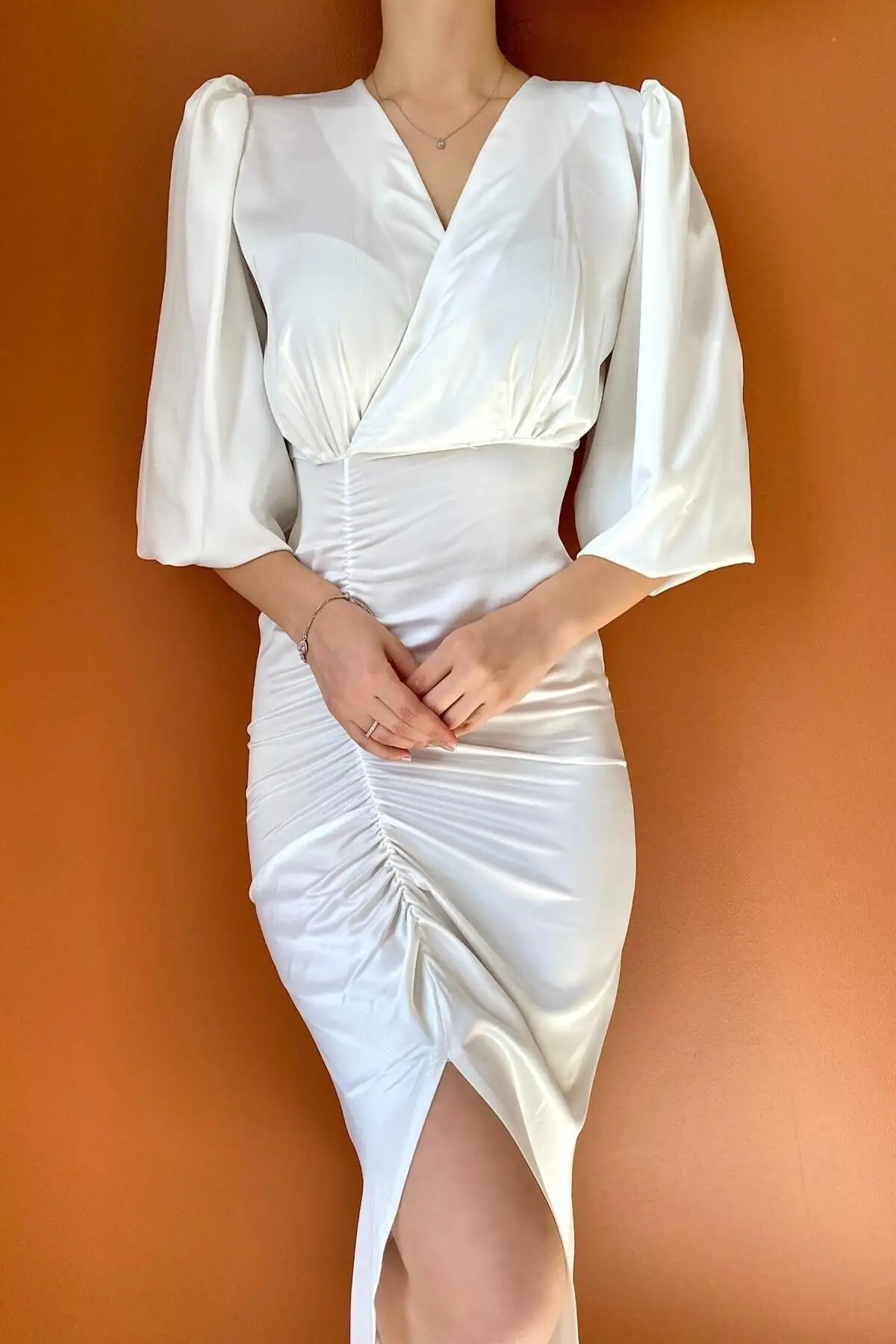 

Атласное платье с V-образным вырезом-белая одежда