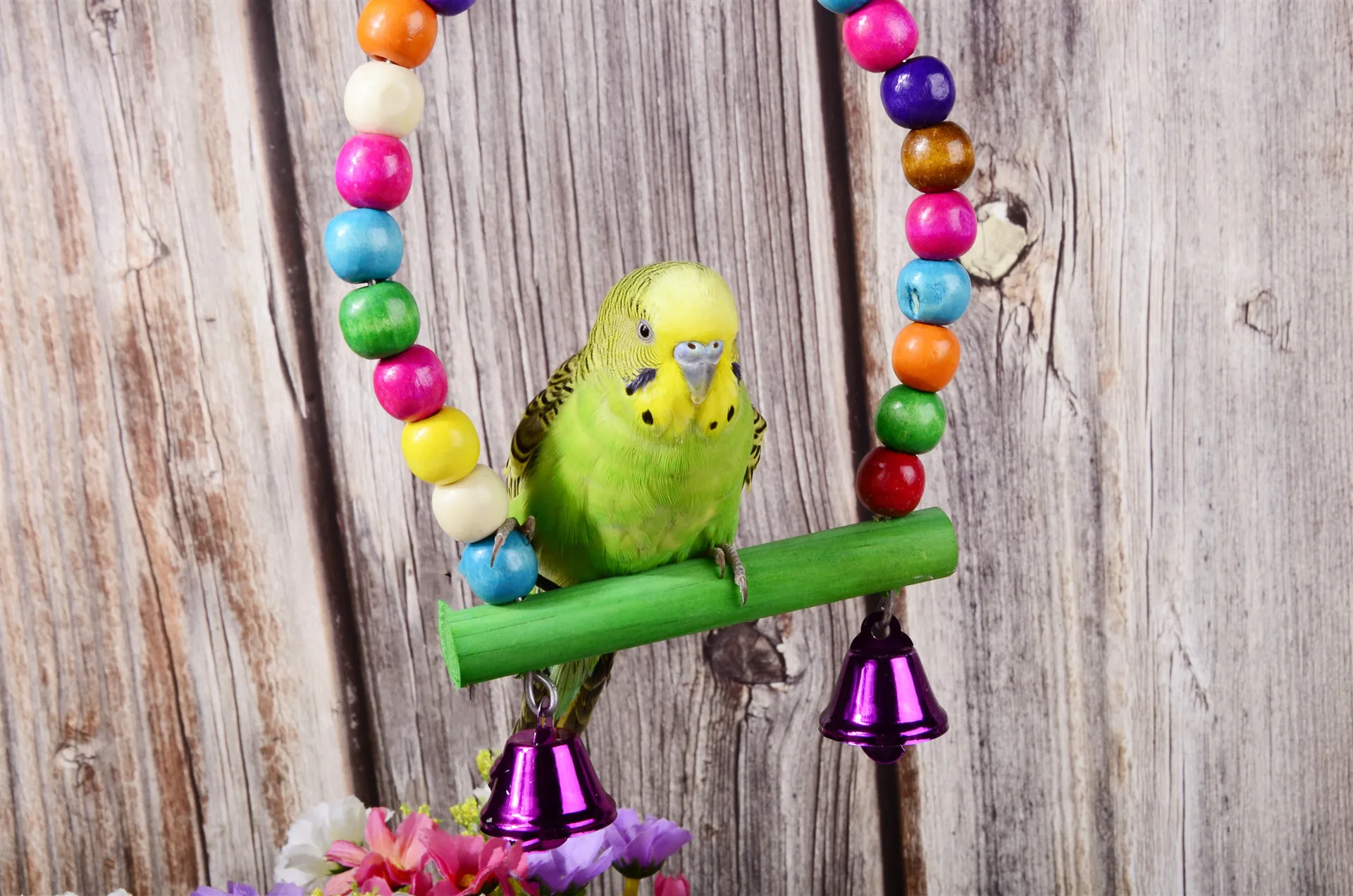 Новый небольшой и средний стенд для попугаев с игрушкой из натурального дерева, разноцветными палочками, качелями, бусинами и колокольчиком для птичьей клетки.