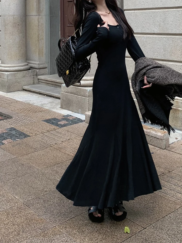 Трикотажное платье с французским вырезом и U-образным воротником. Женское