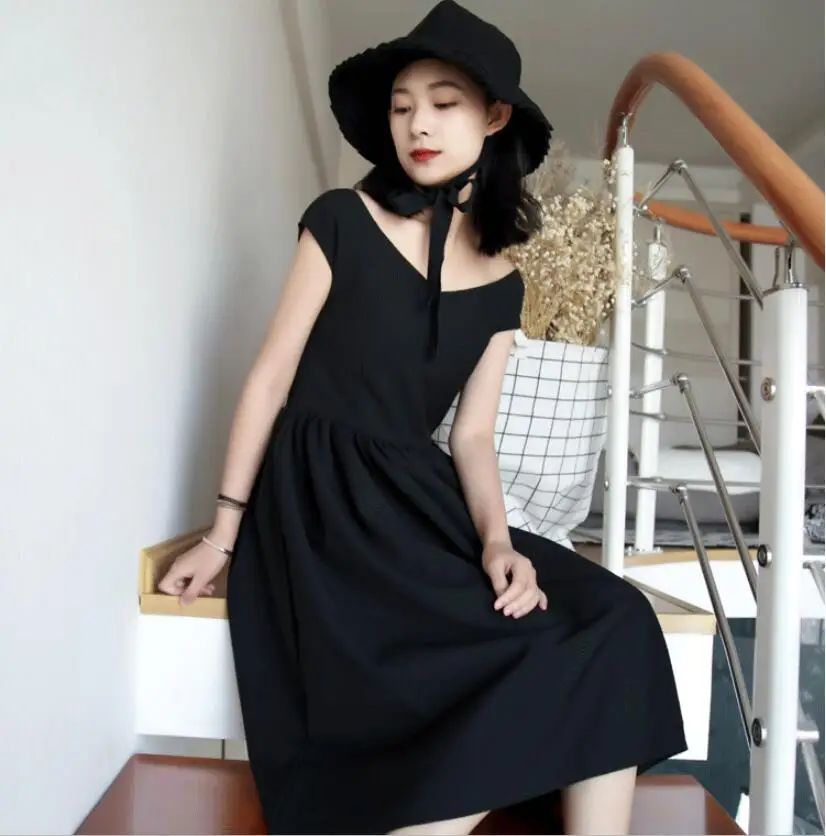 Винтажное платье в стиле Хепберн 50-60-х годов черное с коротким рукавом V-образным