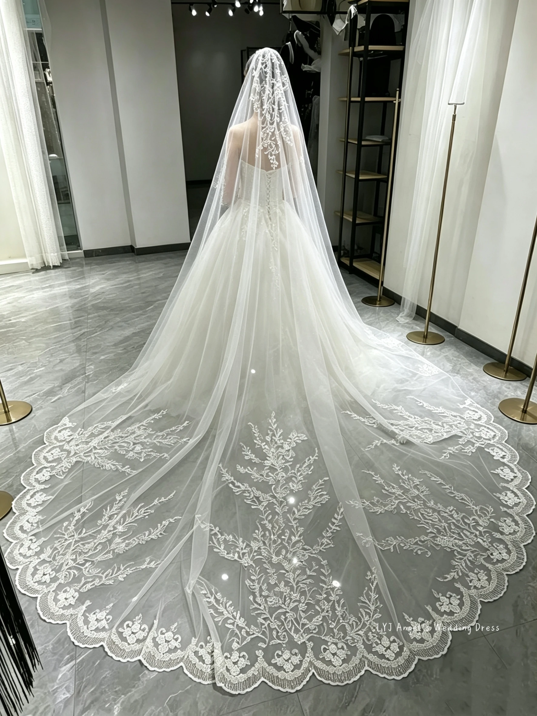 Фото Роскошная однослойная свадебная фата из мягкого тюля с кружевными аппликациями и гребнем для невесты (Velo De Novia) №4