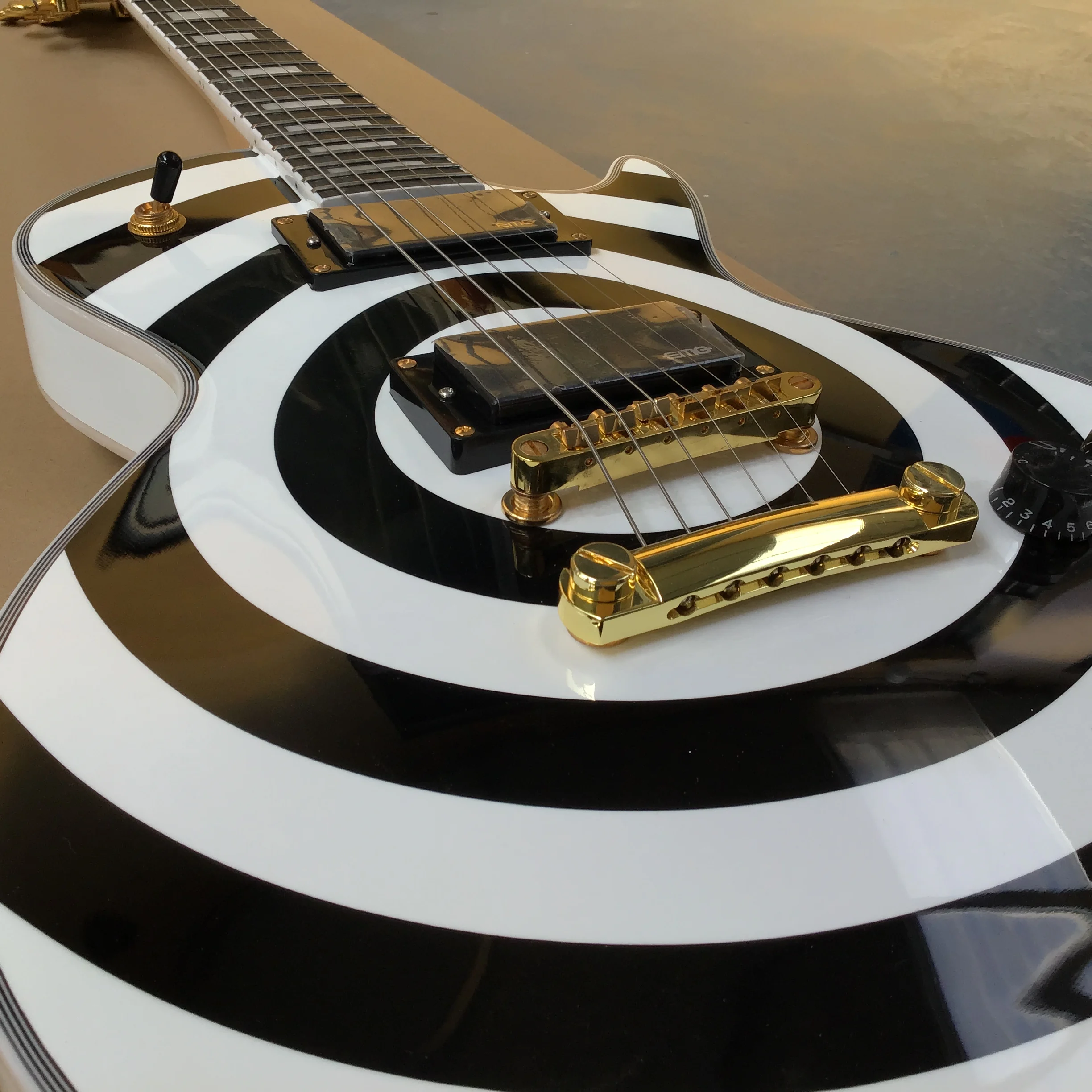 6-струнная электрогитара белая с черным корпусом классические круги в наличии