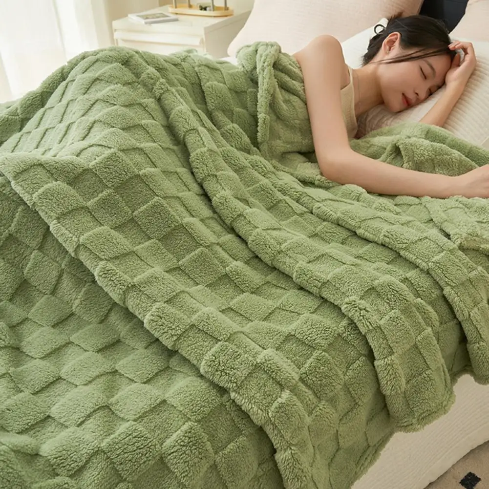 Теплосберегающее пушистое одеяло удобное легкое плюшевое для дома путешествий