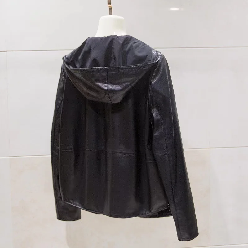 Женская куртка с капюшоном облегающая укороченная из овчины растительного