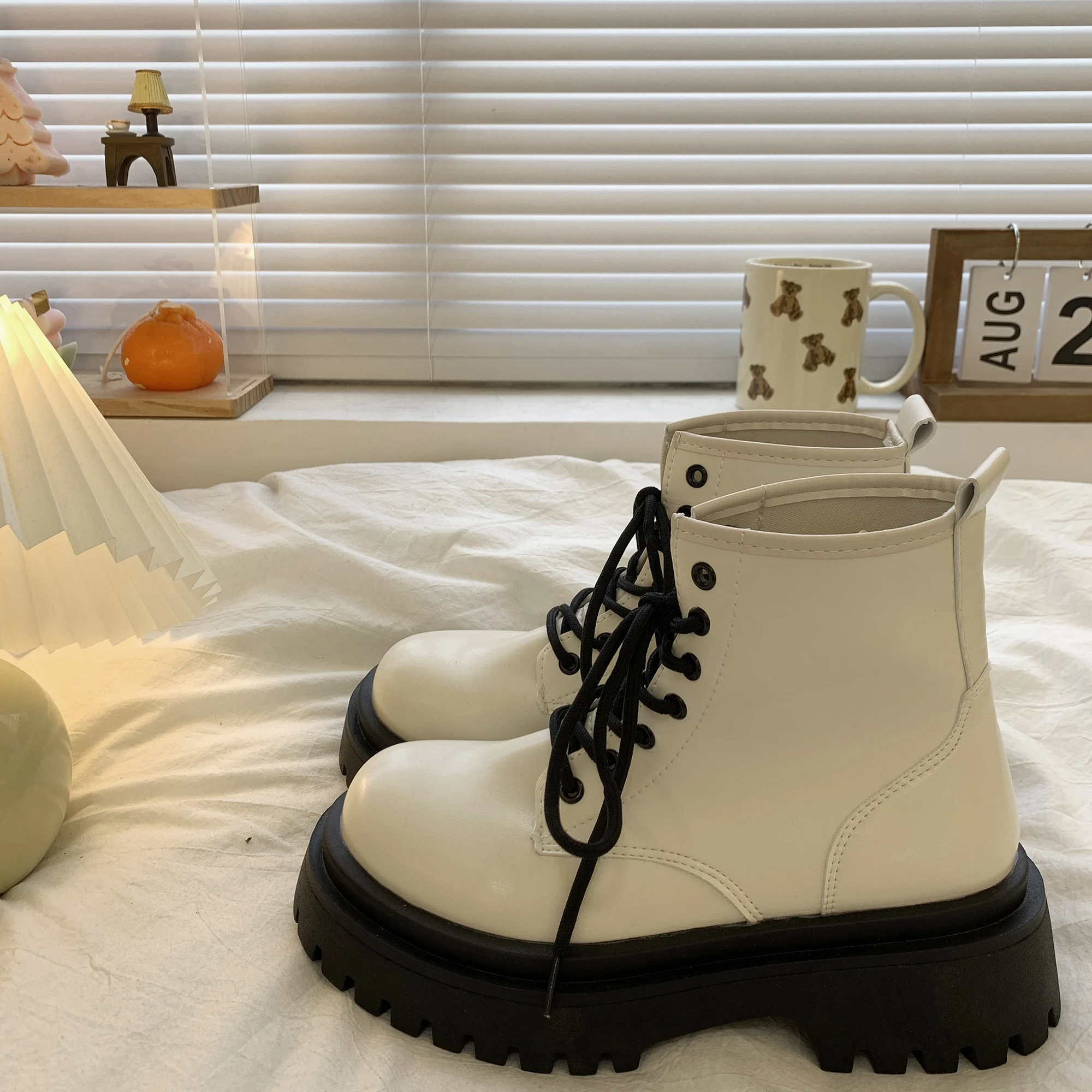 

Брендовые женские ботинки-женские ботинки с круглым носком, на шнуровке, модная Осенняя обувь 2022 года на средней резиновой подошве для дам в...