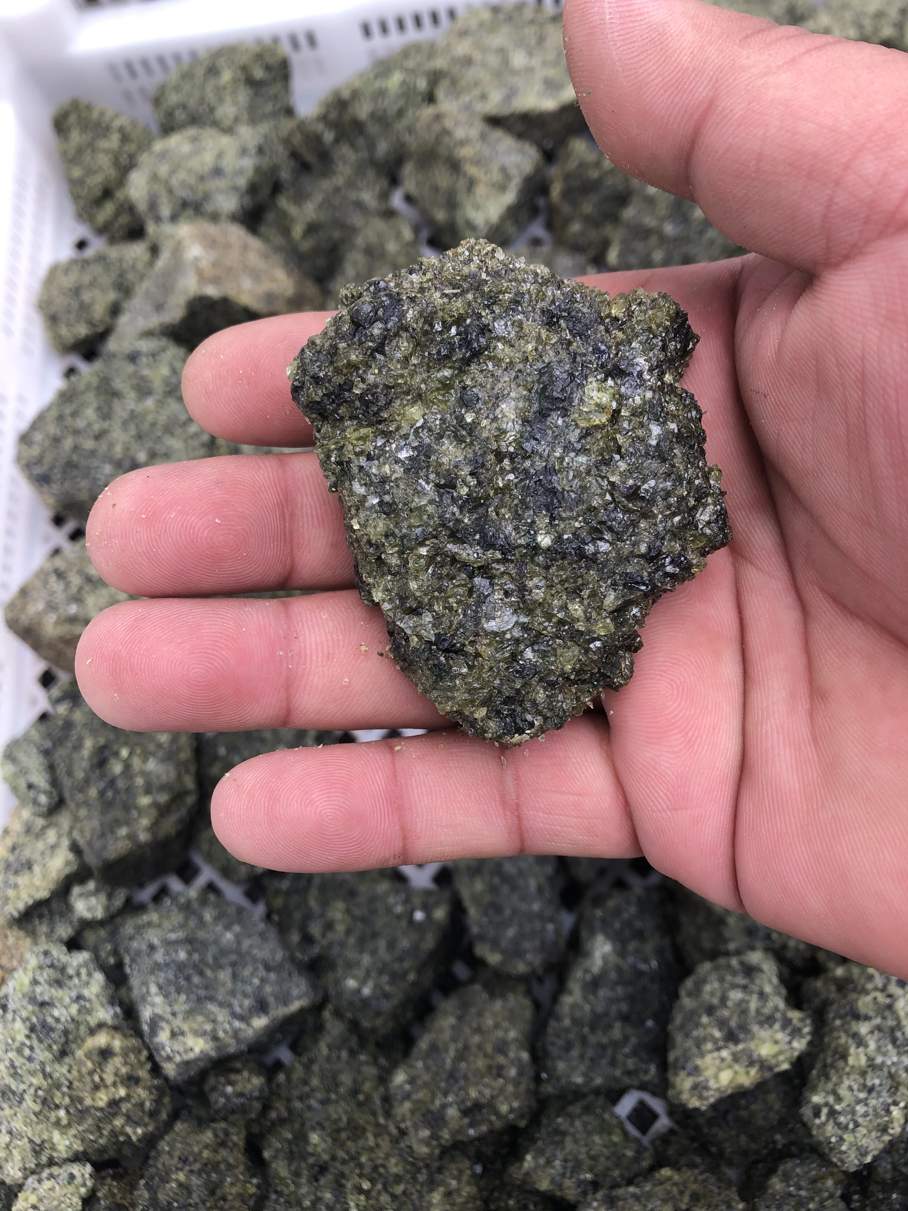1Kg Nature Stone Olivine Natural Mineral Raw Stone Mineral Crystal Ornaments Stone Specimen Collection Geological Teaching