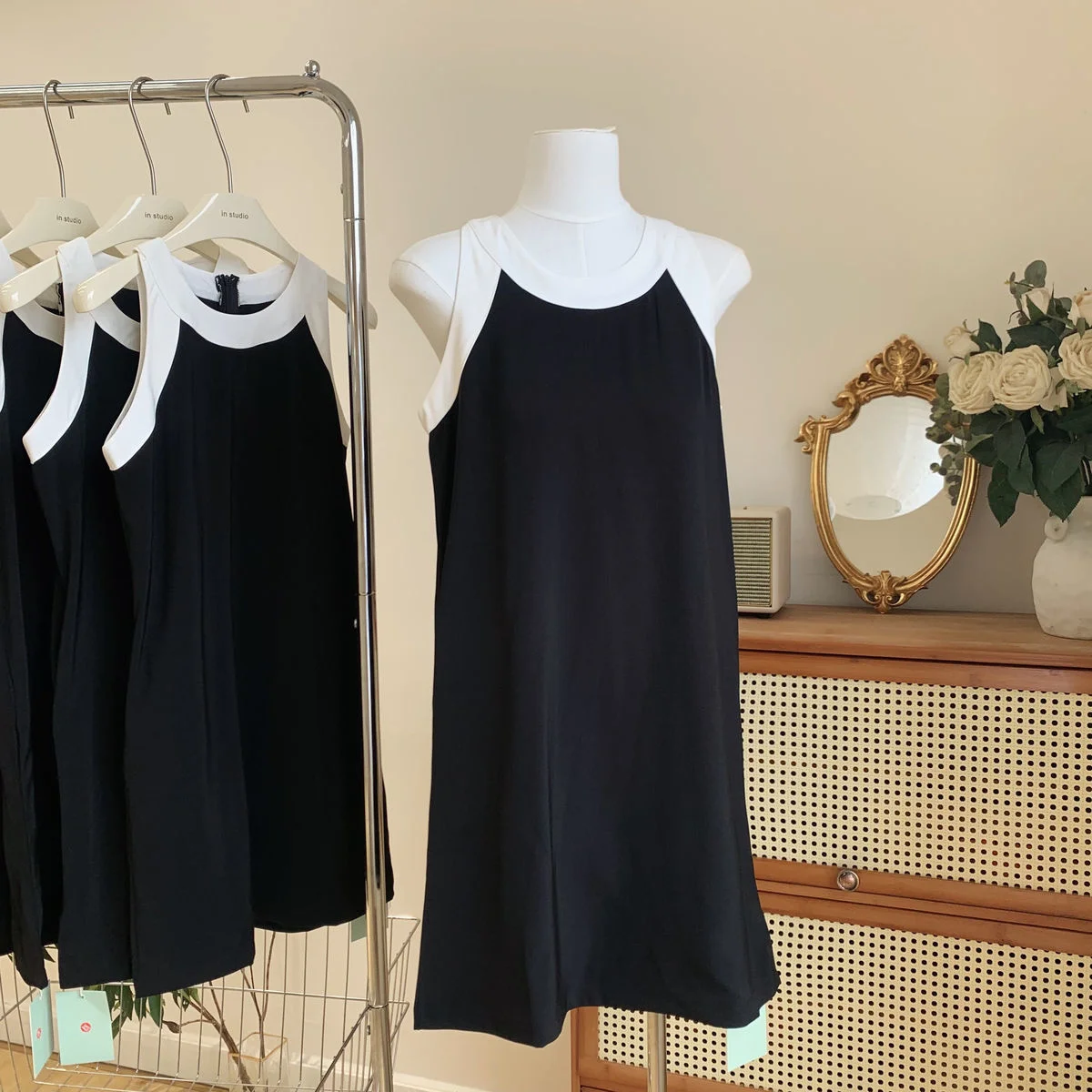 

Simple Round Neck Sleeveless Vest Dress Black Sleeveless Women's Summer Dress