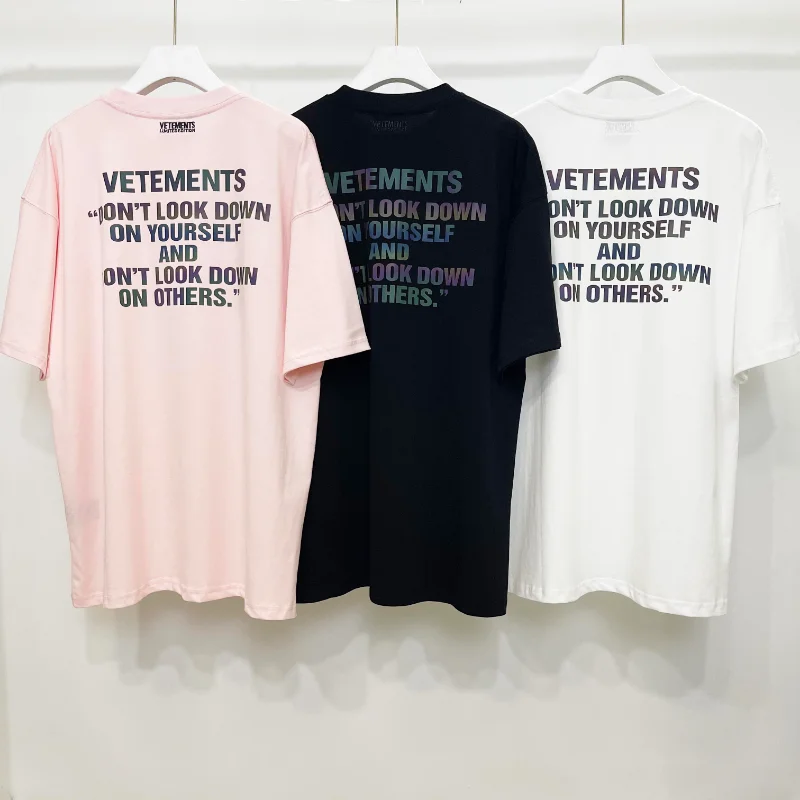 

Oversized Vetements T-Shirt Laser 3M Reflective Colorful Letter Printing LOGO Loose Men's and Women's Short Sleeves