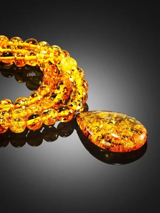 Нежное колье Лаура из лимонного янтаря с небольшой искрящейся подвеской |