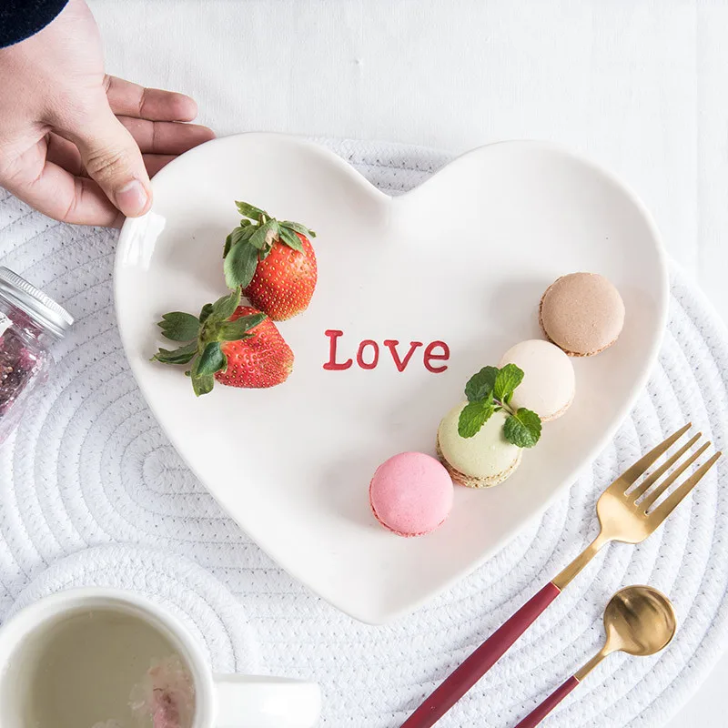 

Korean Simple Heart-shaped Ceramic Plate Home Kitchen Steak Italian Pasta Dish Cute Letters Love Salad Dish Set Dinner Plates