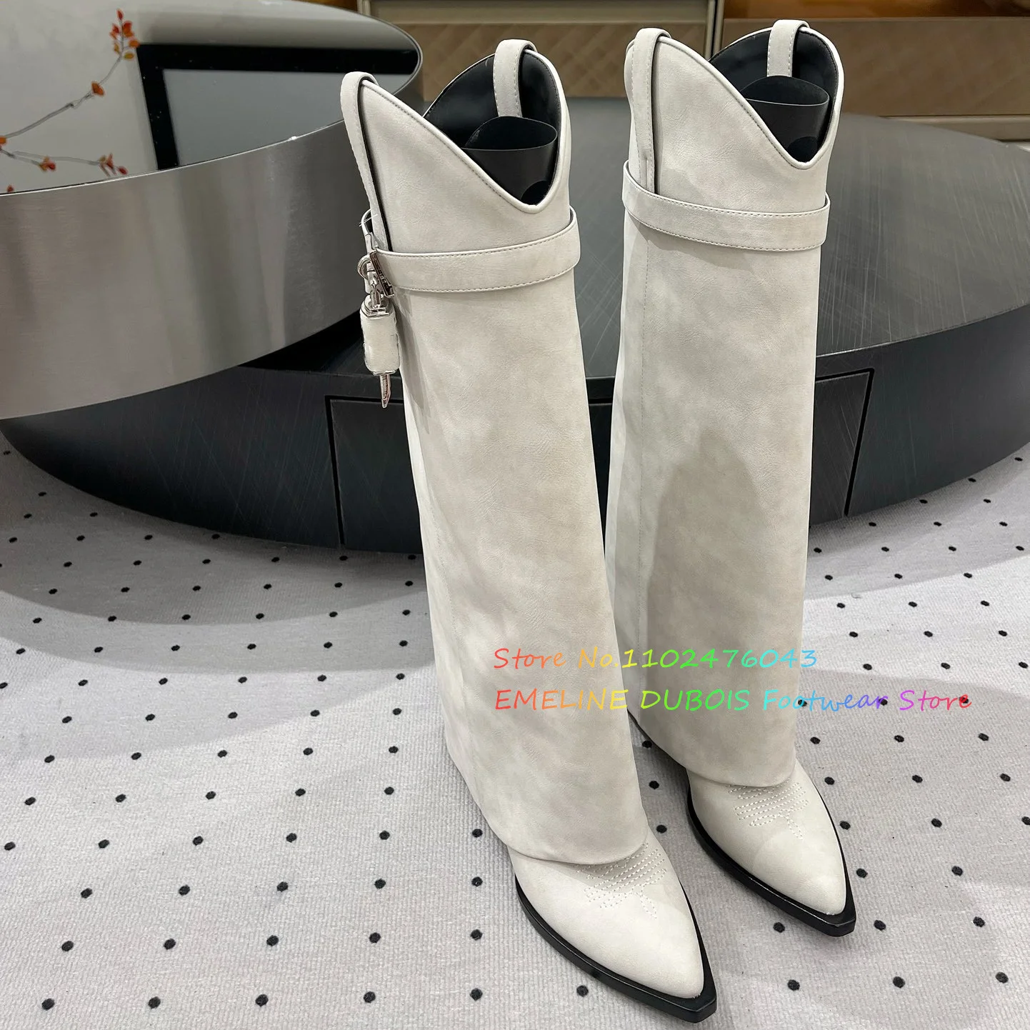 Женские сапоги до колена с заостренным танкетком и пряжкой в виде акулы