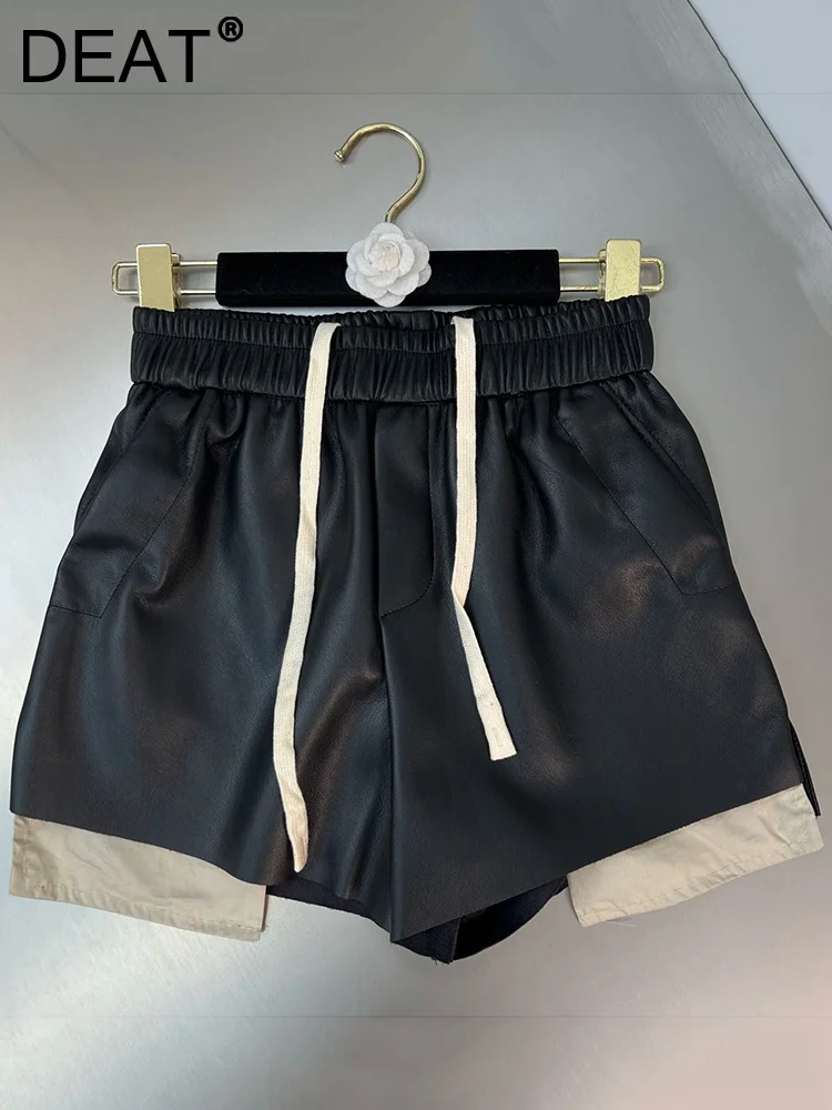 

DEAT 2023 Spring Fashion Contrast Color Pleated Patchwork Short Pants Women Elastic Waist Hip Wrap Leather Shorts Lady 11P01104