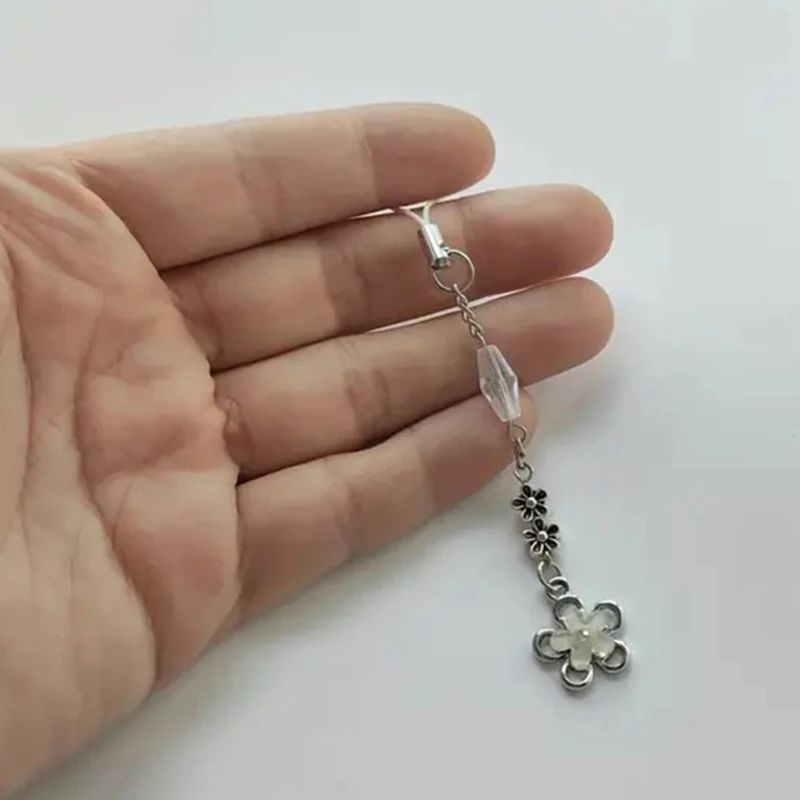 Цепочка для телефона ручной работы из бисера четырехлистный клевер подвеска