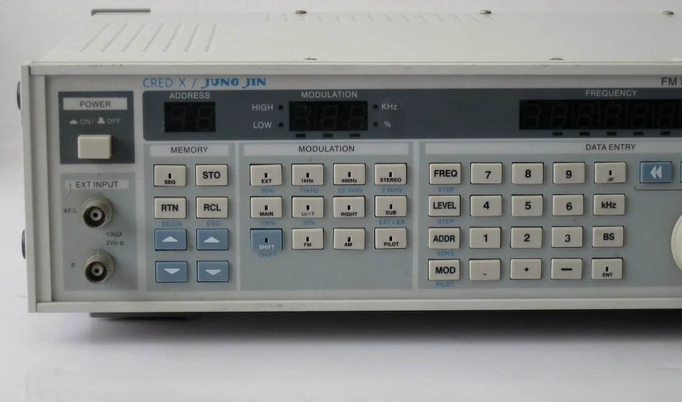 

Second-hand products JUNG JIN SG-1501B FM AM/FM stereo signal generator, radio signal source.