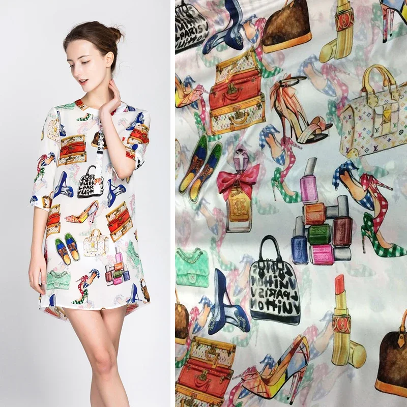 Эластичная белая шелковая атласная ткань с принтом для пошива