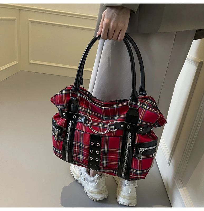 Фото SHELKSBAG Сумка на плечо в клетку в стиле панк с подъемом в готическом стиле, альтернативная сумка-тоут с верхней ручкой, женская сумка 2025, модные новые сумки через плечо №2