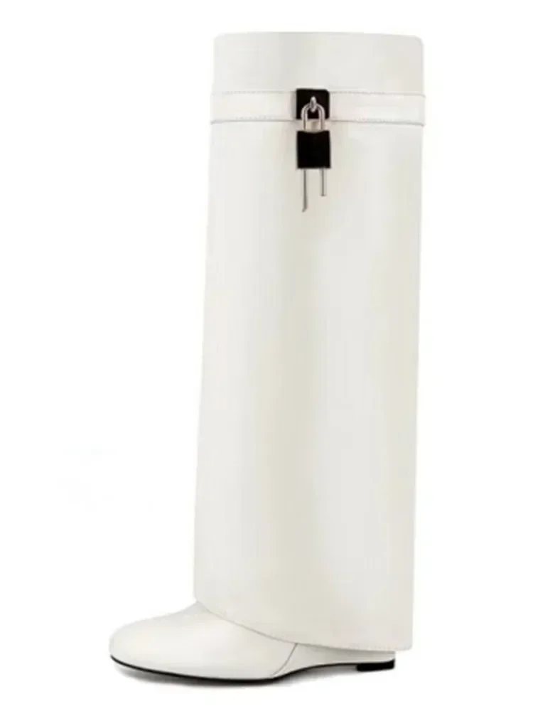 Женские сапоги до колена на толстой подошве и наклонном высоком каблуке