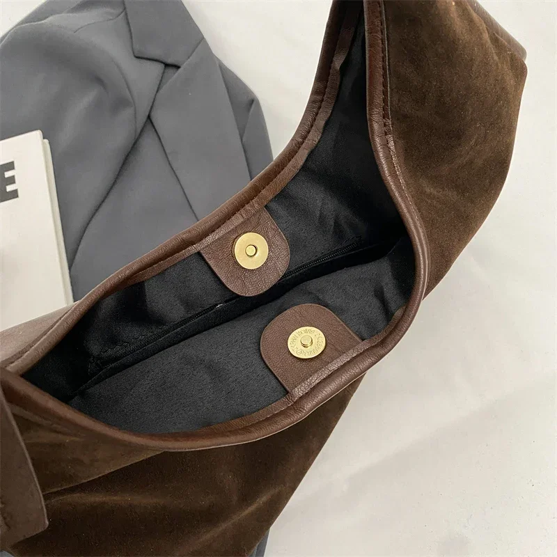 Замшевая матовая большая сумка в стиле ретро