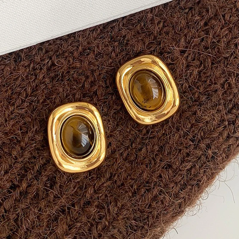 Серьги-гвоздики в золотом квадратной металлической оправе