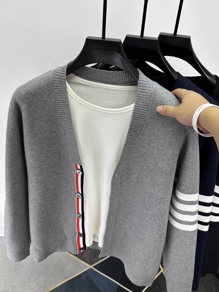 Вязаный мужской кардиган с v-образным вырезом