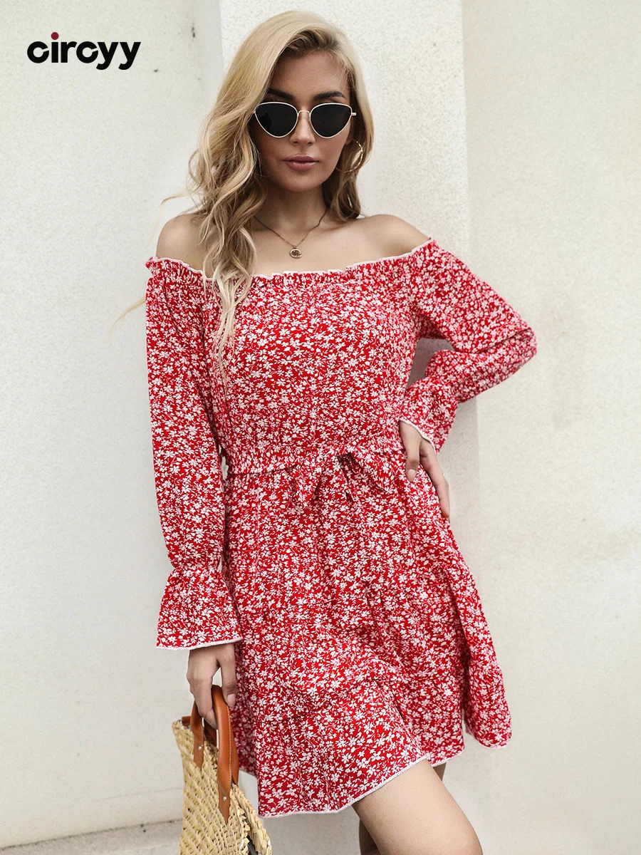 

Женское платье с открытыми плечами, вырезом лодочкой и поясом