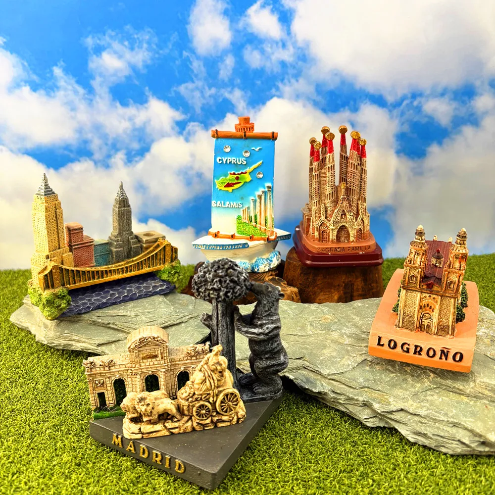 Фото 3D-фигурка из смолы: Саграда Фамилия, Мадрид, Испания, Пуэрта-де-Алькала |   Сувенир с изображением церкви Логроньо (Кипр) для путешествий и декора дома №1