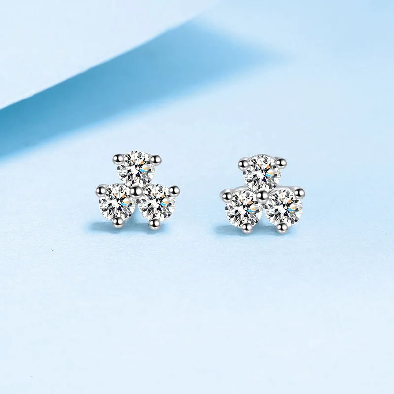 

Женские серьги-гвоздики из серебра 925 пробы, 0,6 карат