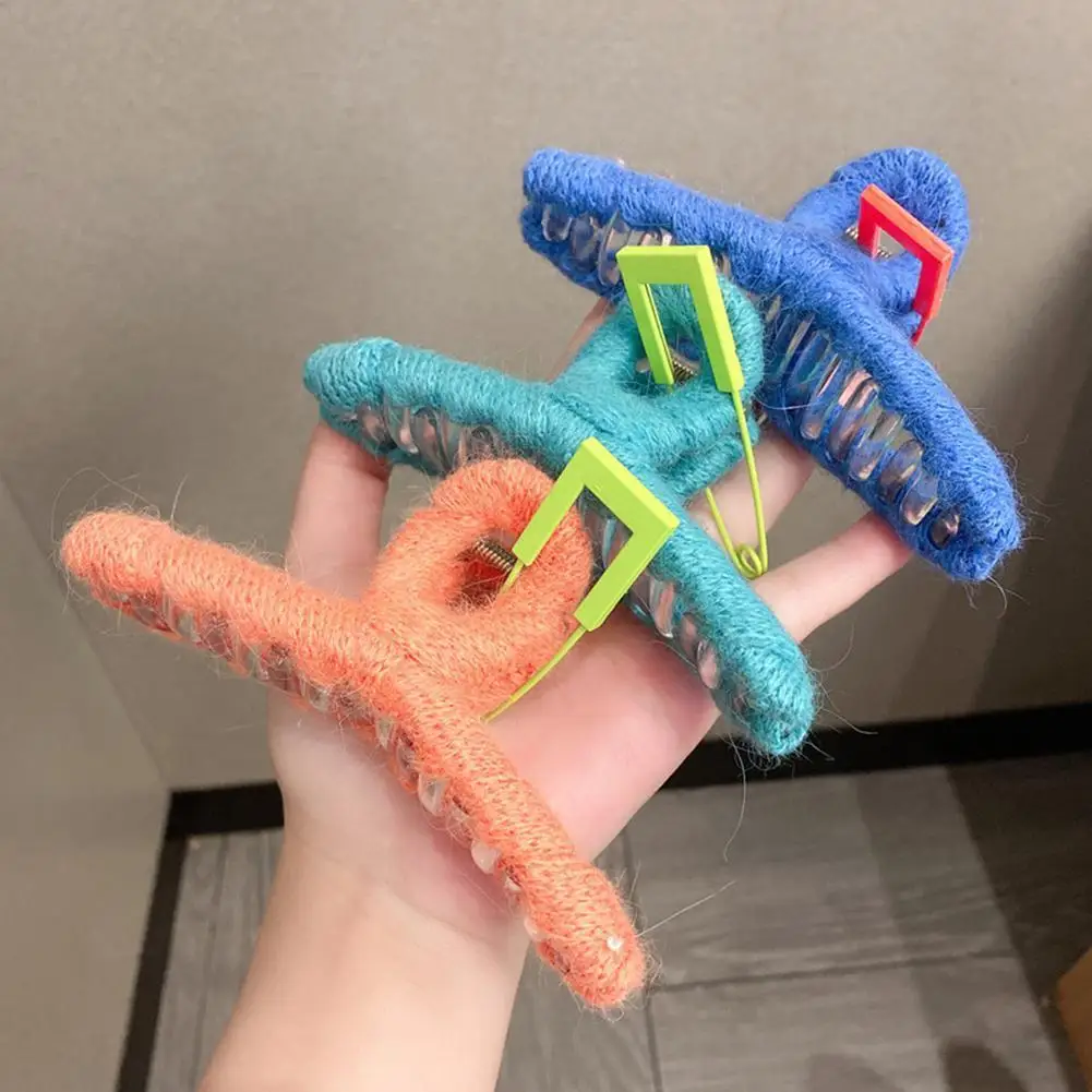 

South Korea's autumn winter wool catch clip the back of the head large shark clip temperament personality big brooch hairpin