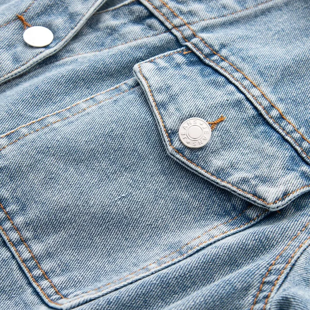 Фото Стильные женские короткие джинсовые платья средней синей цветовой гаммы в стиле ковбойских платьев с отложным воротником, длинными рукавами, передними карманами и задними накладными карманами. №4