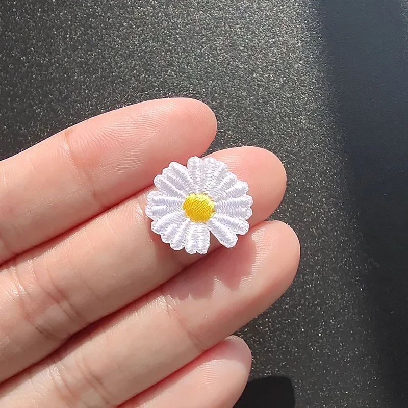 50 шт./лот роскошная маленькая ромашка белая нашивка с вышивкой рубашка обувь