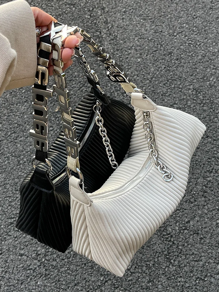 

Brand Designer Chain Pleated PU Women's Shoulder Bag Simple Casual Crossbody Bag Metal Letter Small Pillow Handbag 2023 Trend