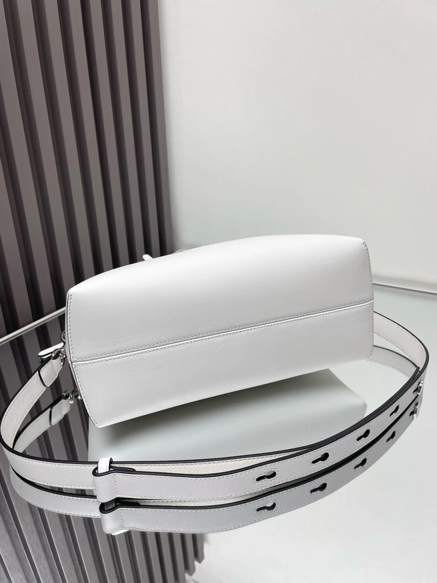 Новая Элегантная Белая кожаная сумка с металлическими ручками и передней