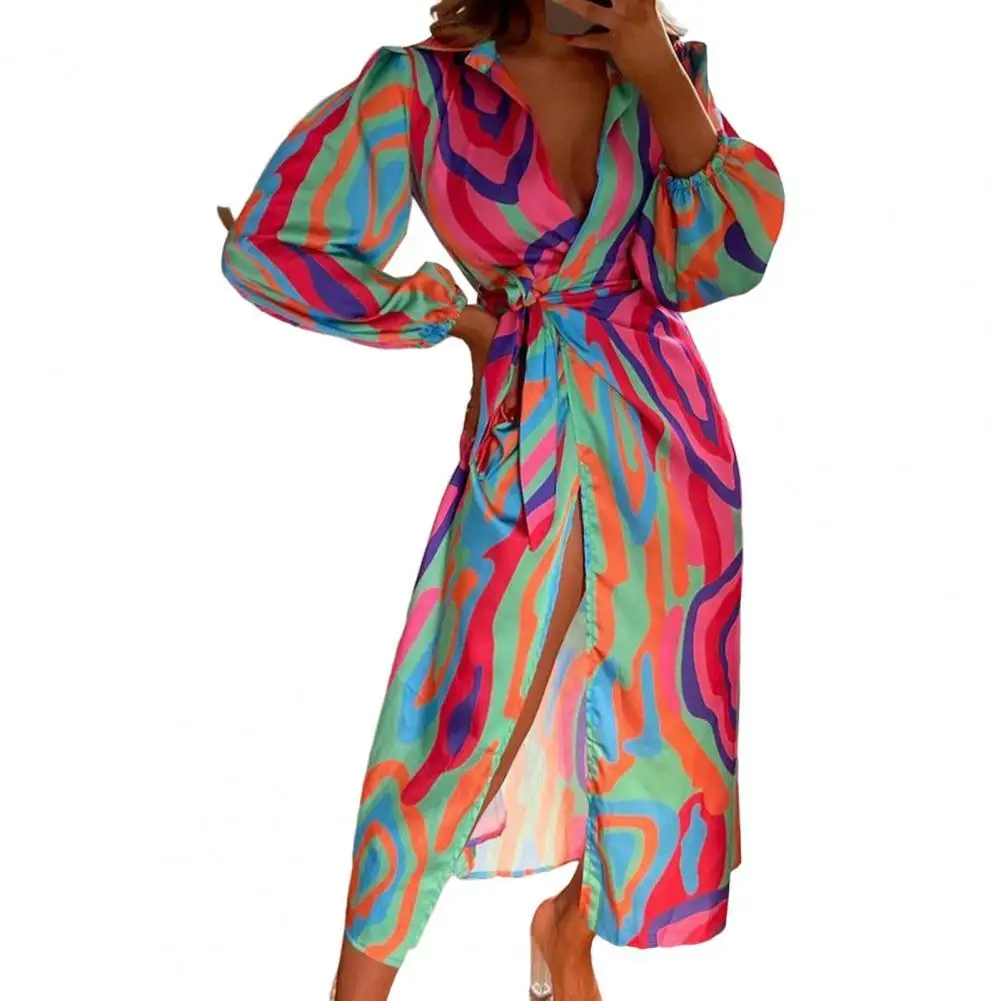 

Женское платье с рукавами-фонариками и глубоким V-образным вырезом