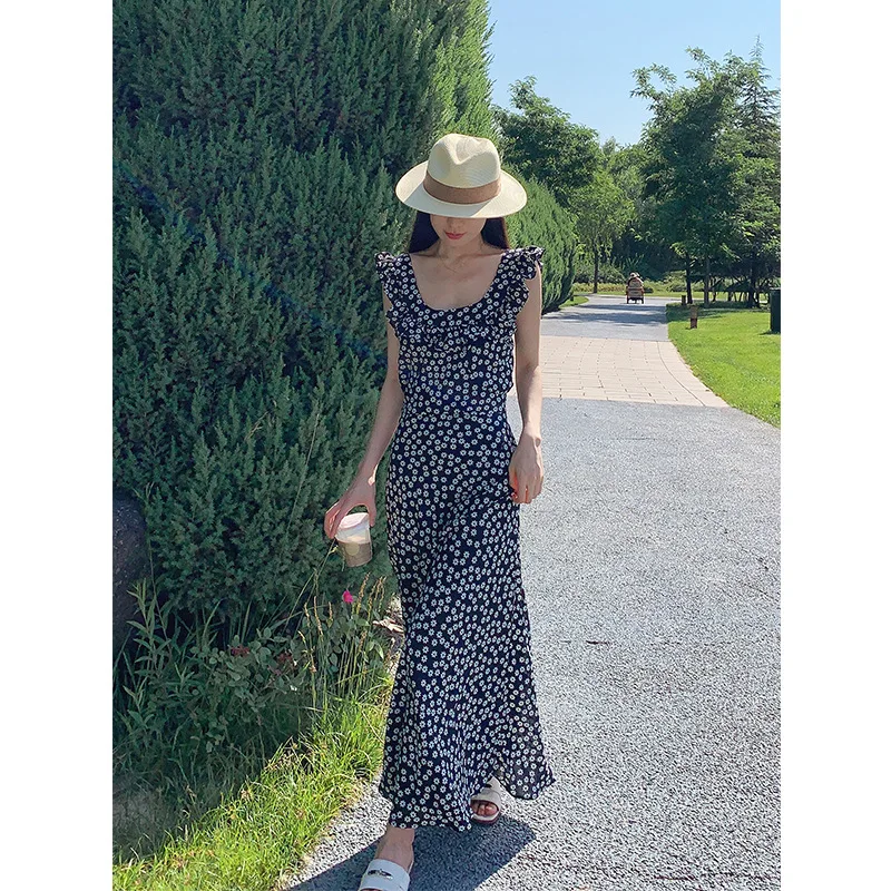 

Женское длинное платье с оборками на воротнике