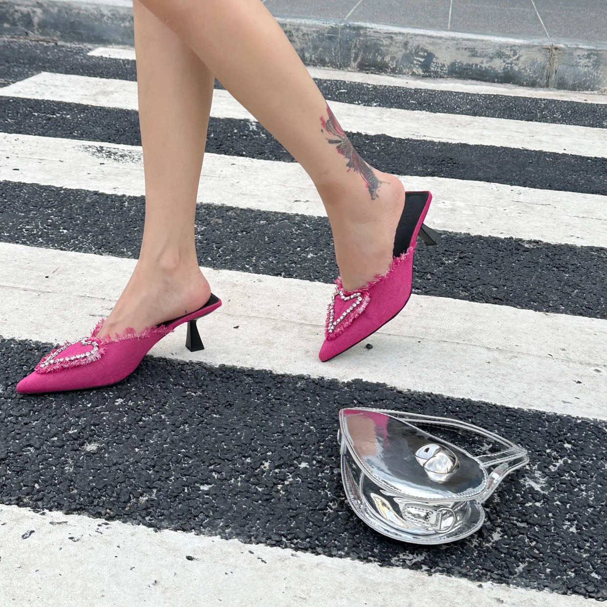 Шлепанцы женские на тонком высоком каблуке заостренный носок без застежки